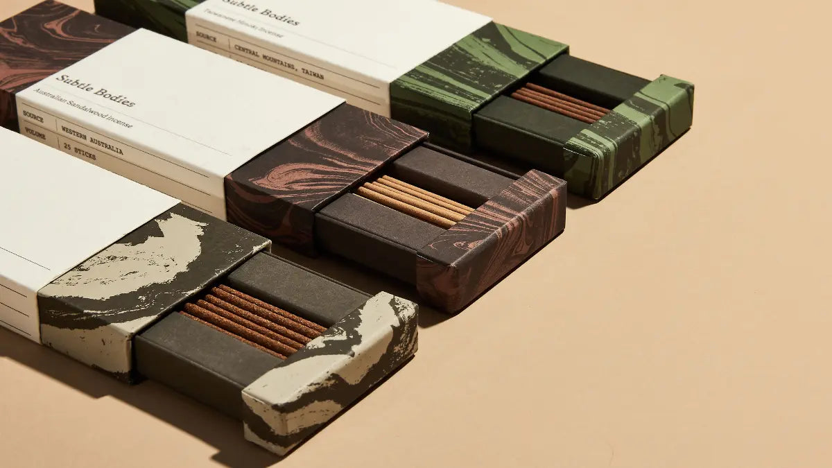 香港精選的純天然線香展示,包括秘魯聖木、澳洲檀香和台灣檜木線香,沒有化學添加物,特別適合香港小型住宅使用