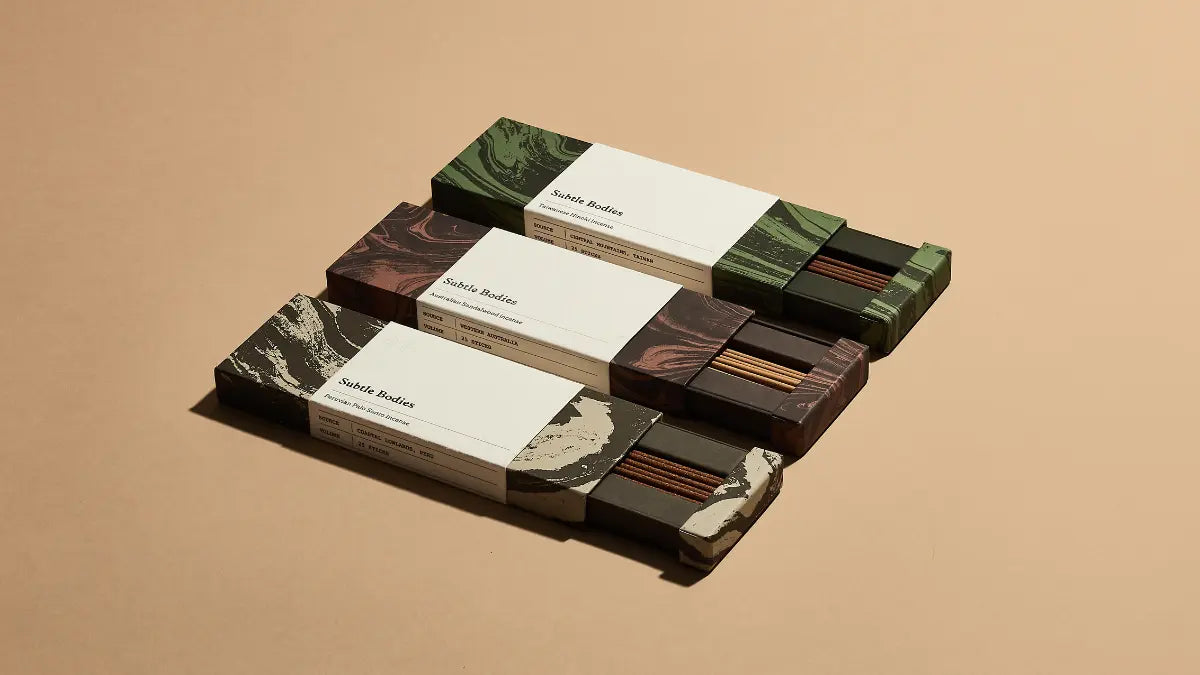 香港息呼吸專門店三款天然線香產品全系列展示,包含秘魯聖木、澳洲檀香和台灣檜木線香,展現完整香灰效果